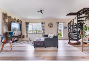 The Gate House has rooms with a private hot tub