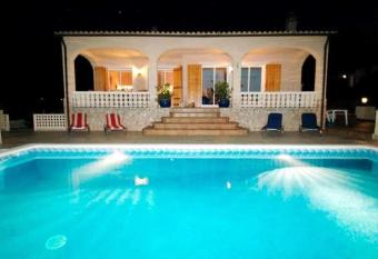 Villa & private swimming pool, 20 min from beach has Balcony rooms