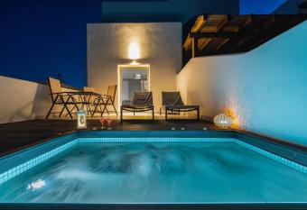 Divaly Suite - private heated jacuzzi has rooms with a private hot tub