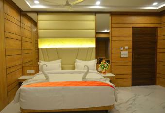 DWARKA PALACE has Balcony rooms