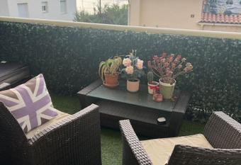 Beach & airport appartement has Balcony rooms