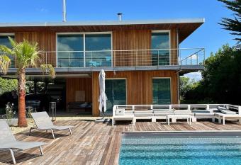 Magnifique villa avec piscine et vue sur le Bassin has Balcony rooms