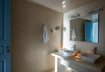 Pantelia Suites has rooms with a private hot tub