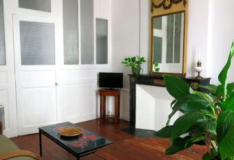 Appartement hypercentre / Bouffay allows 18 year olds to book a room