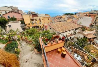 Appartamento Centrale e Panoramico a Taormina allows 18 year olds to book a room