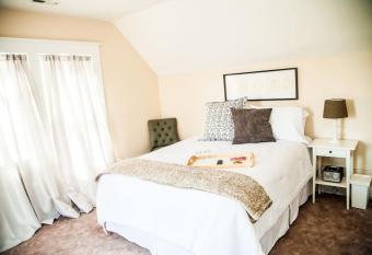 Private Balcony to Stargaze full kitchen Room 1 allows 18 year olds to book a room