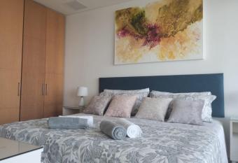 Edificio H2 Apto 2103 Cartagena. has rooms with a private hot tub