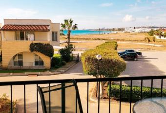 Sch  ne Unterkunft mit Meerblick has Balcony rooms