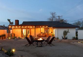 Terra Vieja    Luxe, desert cabin minutes from JTNP & Downtown JT has Balcony rooms