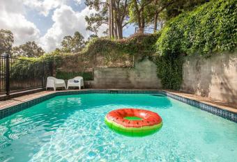 Theo s - Renovated home with pool -Great location! has Balcony rooms