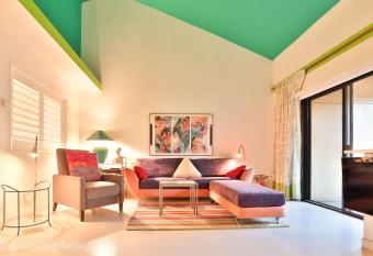 Mid-Century Modern Paradise has rooms with a private hot tub