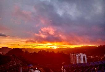    NEW   PADDY BEE house has rooms with a private hot tub