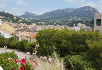 R  sidence La Rade Cassis allows 18 year olds to book a room