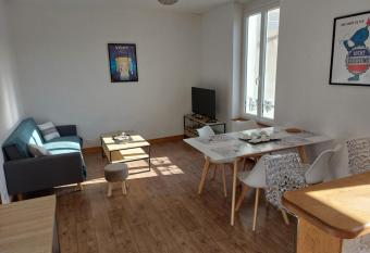 Appartement proche des parcs has Balcony rooms