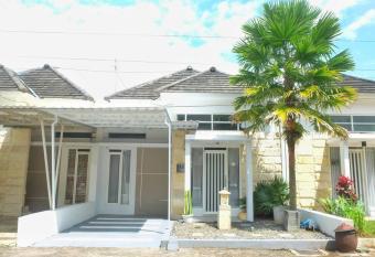 Emerald Villa H8 Batu has Balcony rooms