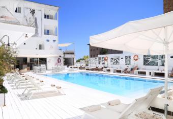 Hotel Zhero has Balcony rooms