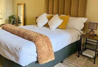 Bachelor unit in Palm Ridge allows 18 year olds to book a room