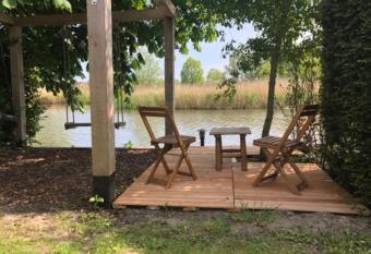 Gezellige Pipo met grote schommel aan het water allows 18 year olds to book a room