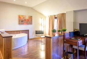 Hotel Restaurante El Valles 4 ESTRELLAS has rooms with a private hot tub