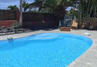 villa lagon bleu allows 18 year olds to book a room