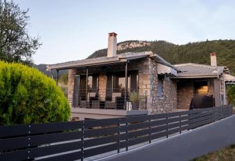 Triantos Guesthome Suite has Balcony rooms