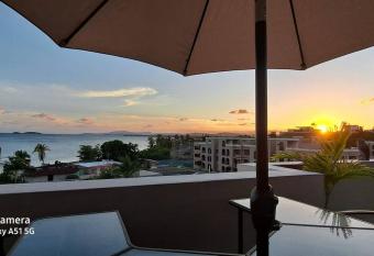 Hermoso   tico con vista al mar y lugar tranquilo. has Balcony rooms