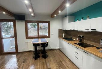 Studio refait    neuf avec balcon has Balcony rooms