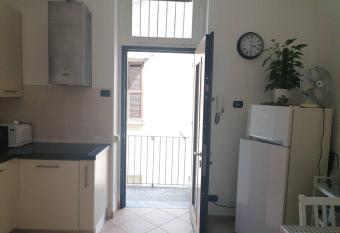 Ca  Valentina - Casa di ringhiera a Monza allows 18 year olds to book a room