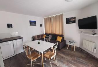 Le bonheur : Piscines, Plage et Nature    Proximit   has rooms with a private hot tub