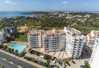 VAUMAR HOLIDAY RENTALS - BEACH & POOL allows 18 year olds to book a room