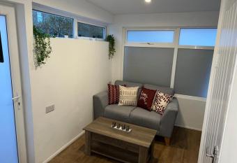 STUDIO FLAT IN NORTH LONDON allows 18 year olds to book a room