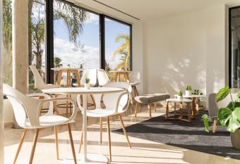 AZZ Valencia T  ctica Hotel allows 18 year olds to book a room