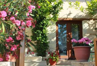 Sombra Limonero has Balcony rooms