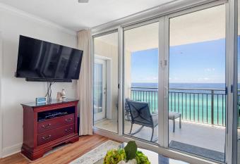 Emerald Beach #1331 by Nautical Properties Vacation Rentals has rooms with a private hot tub