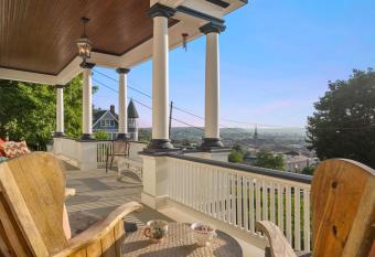 Dubuque's Front Porch, Historic Charmer, Walk Downtown has Balcony rooms