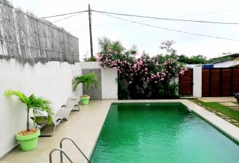 Villa 4 chambres avec piscine has rooms with a private hot tub