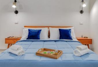 L Antro di Dedalo allows 18 year olds to book a room