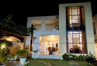 Villa 4 chambres avec jardin et pergola has rooms with a private hot tub