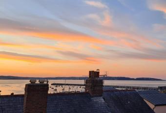 Pearl Cottage with parking - Grade II listed has Balcony rooms