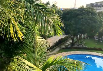 5 chambres salon avec piscine et jardin has Balcony rooms