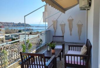 Roof Garden-studio allows 18 year olds to book a room