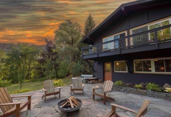 Secluded Chalet with Hot Tub, Mountain View   s has rooms with a private hot tub