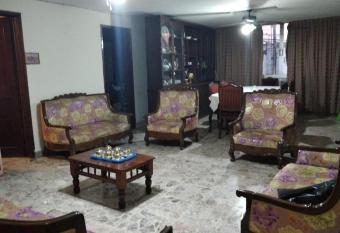 Habitaci  n Independiente Centro, C  rdoba allows 18 year olds to book a room