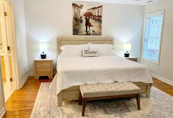 Vacation Ranch Home, game room, minutes to lake! has rooms with a private hot tub