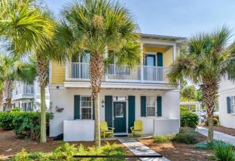 Adorable Bungalow with Shared Pool & Hot Tub has Balcony rooms