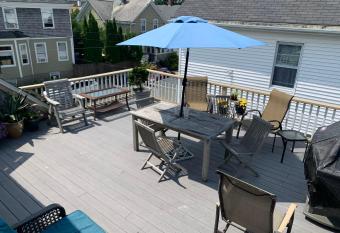 Sunny and large 4 bedroom allows 18 year olds to book a room