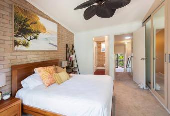 Gorgeous Central Noosa Townhouse with Pool! has Balcony rooms