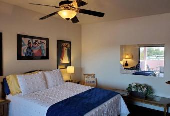 Wildcat Casita near U of A! has Balcony rooms