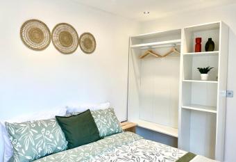 Stunning 1 bedroom and double sofa bed near Train station has Balcony rooms