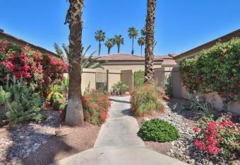 Paradise Point- Stunning View and Full Club Access has Balcony rooms